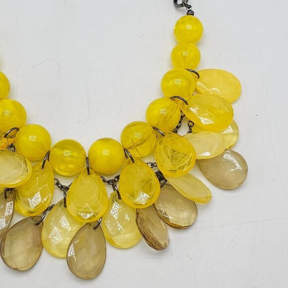 Vintage Yellow Cream Acrylic Teardrop Beaded Necklace With Metal Chain - Picture 3 of 6